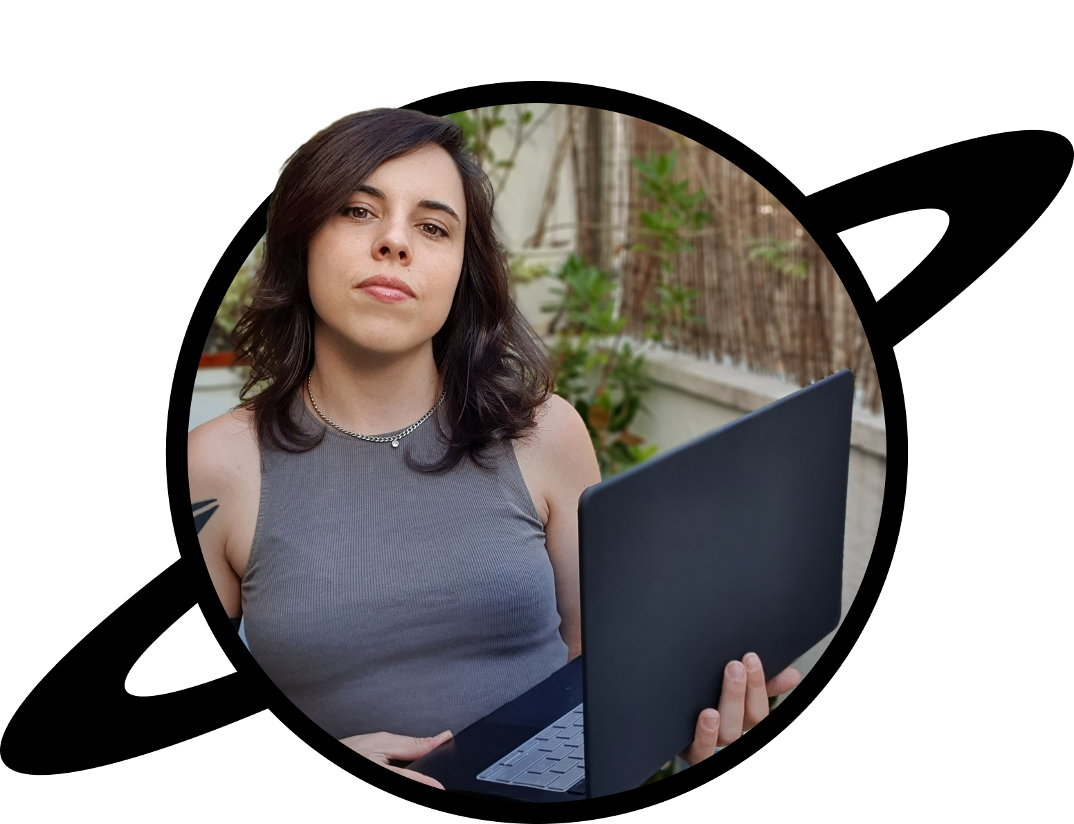 Diseñadora web freelance Madrid. Foto de Vicky sujetando un ordenador.