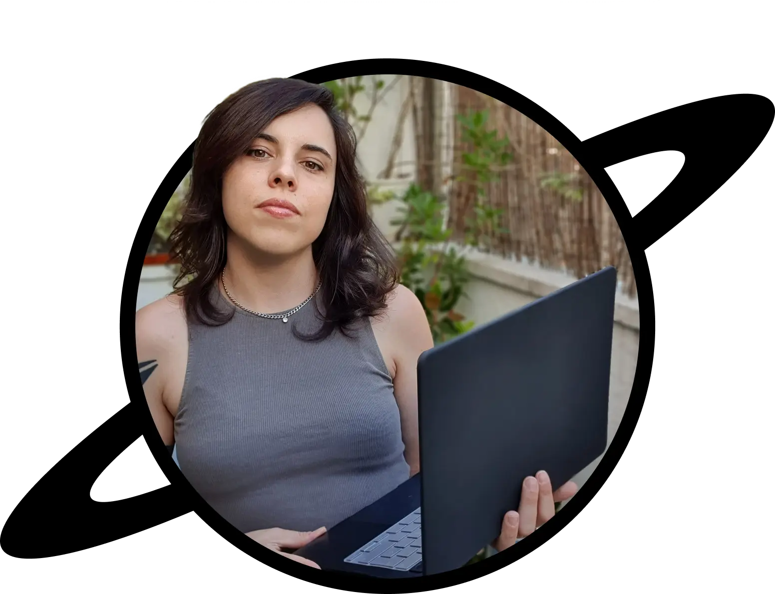 Vicky Ovejero, diseñadora web en Madrid, trabajando en un proyecto WordPress para autónomo